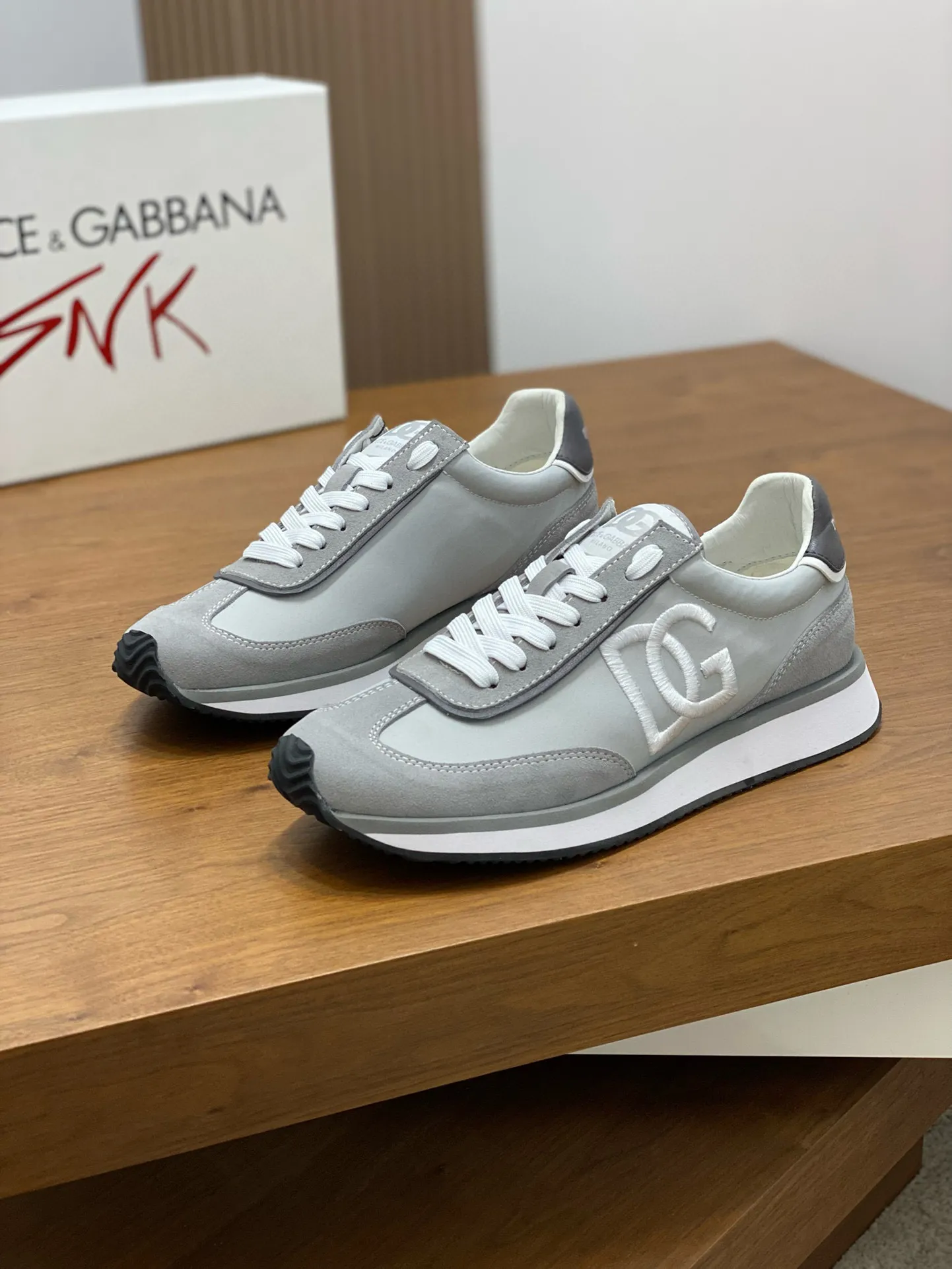 Factory price: 458💰••New products••Dolce&Gabbana••DG✔️High-end men's sports•casual shoes. Original goods from top counters. Original imported cowhide, multi-material splicing design ➕Imported cowhide lining, cowhide feet ➕Original TPR elastic outsole. Size: 39-44 (38, 45 customized)